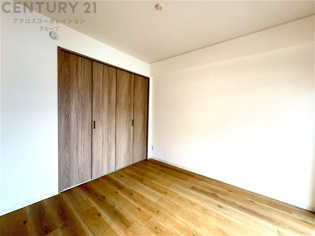 リラックスできるプライベート空間で、快適な睡眠をサポート。個人の好みに合わせたインテリアや寝具で心地良さを追求。プライベートな時間を過ごし、リフレッシュする場所におすすめです。