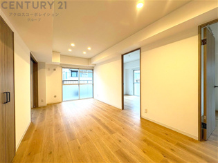 リビングダイニングは家族や友人とのコミュニケーションを楽しむ場所でくつろぎながら食事や会話を楽しめ、多目的に利用できリラックスできる空間です。家庭内の中心として機能し、快適な生活をサポートします。