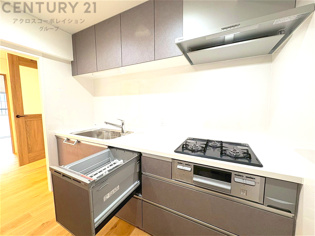 壁付けシステムキッチンはスペースの最大限の有効活用が可能で、動線がスムーズになり調理や準備が快適で効率的に行えます。収納スペースや吊り戸棚が設けられ、調理器具や食器類をスマートに収納できます。