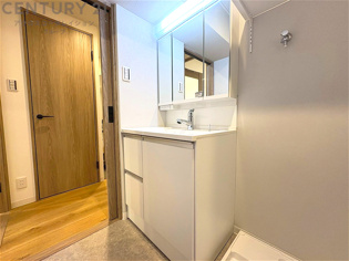 化粧品や洗顔料、歯ブラシなどの必需品をまとめて置ける収納スペースがあり、使用するたびに取り出す手間が省けます。また、水回りのため、濡れても大丈夫な素材が使用されており、お手入れが簡単です。