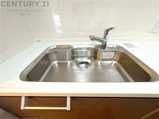 大きなシンクでお鍋などの大きな調理器具を洗う際にも便利です。
