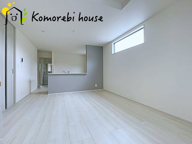 さいたま市北区吉野町　第2　新築一戸建て　リーブルガーデン　04の居間・リビング|高性能窓と断熱材を採用したLDKで、冷暖房効率アップ。家族が集まる時間も快適に過ごせるリビングです。