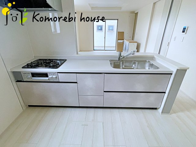 さいたま市北区吉野町　第2　新築一戸建て　リーブルガーデン　04のキッチン|広々LDKとつながるキッチンは、家族との会話を楽しみながら調理ができる設計です。