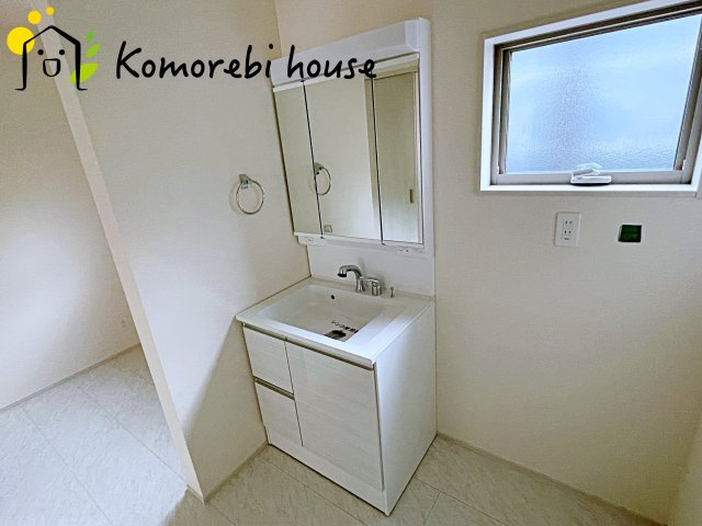 さいたま市北区吉野町　第2　新築一戸建て　リーブルガーデン　04の独立洗面台|白を基調とした清潔感のある洗面台。シンプルで上品なデザインが空間に明るさをプラスします。