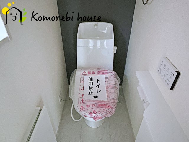 さいたま市北区吉野町　第2　新築一戸建て　リーブルガーデン　04のトイレ|温水洗浄機能（ウォシュレット）標準装備で、毎日のトイレ時間がより快適に。やさしい温水洗浄で清潔を保てるだけでなく、冬場のヒヤッと感を軽減する暖房便座も嬉しいポイント。