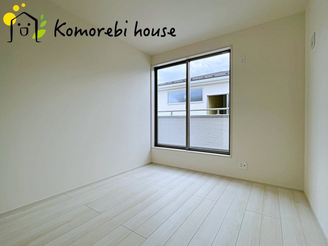 さいたま市北区吉野町　第2　新築一戸建て　リーブルガーデン　04の寝室|一日の疲れをゆっくり癒せる主寝室は、ベッドを置いてもゆとりある広さが魅力。収納完備で衣類もスッキリ収まり、静かで落ち着いた空間が快適な眠りをサポートします。