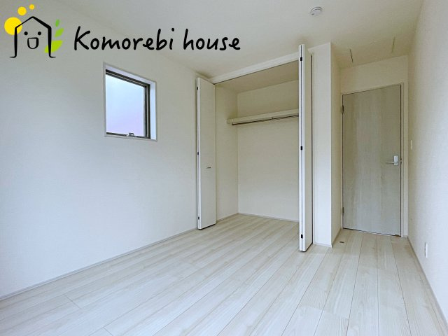 さいたま市北区吉野町　第2　新築一戸建て　リーブルガーデン　04の寝室|ベッドをゆったり置いても余裕があり、テレビを見たり、読書を楽しんだり。夫婦の時間を静かに積み重ねられる落ち着いた寝室です。