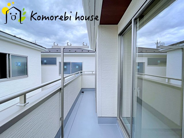 さいたま市北区吉野町　第2　新築一戸建て　リーブルガーデン　04のバルコニー|防水施工がしっかりと施されたバルコニーで、雨の日も安心。長く使える耐久性を備えたメンテナンスしやすい仕様です。