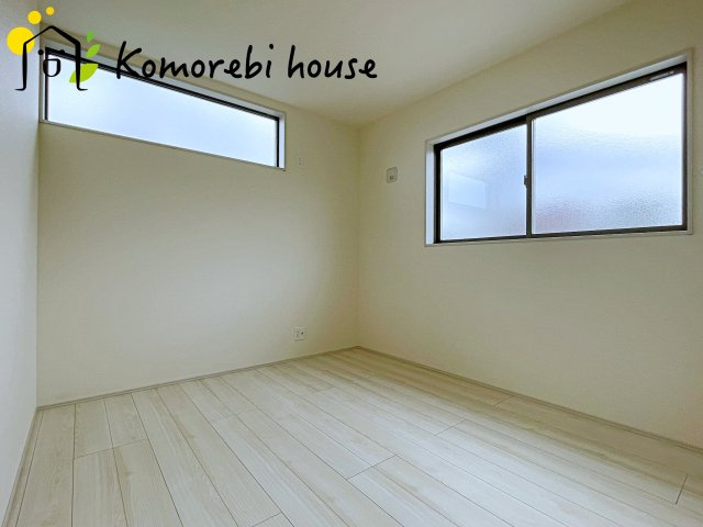 さいたま市北区吉野町　第2　新築一戸建て　リーブルガーデン　04の子供部屋|日当たりがよく、机に向かう時間も自然とはかどる子ども部屋。寝る・学ぶ・遊ぶがコンパクトにまとまり、毎日の“小さな成長”を見守る空間です。