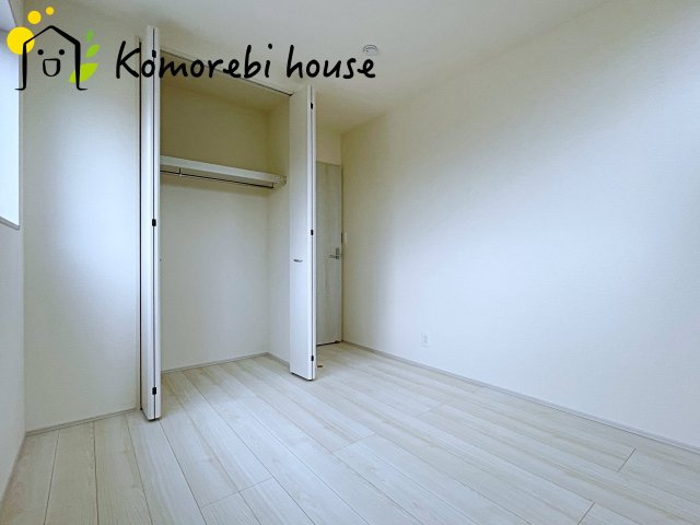 さいたま市北区吉野町　第2　新築一戸建て　リーブルガーデン　04の子供部屋|自然光が心地よく入る子ども部屋は、学習・遊び・睡眠をしっかり支える快適環境。シンプル設計でレイアウトも変えやすく、成長に合わせて長く使える利便性の高い一室です。