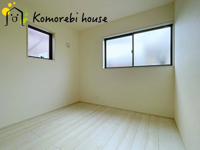 さいたま市北区吉野町　第2　新築一戸建て　リーブルガーデン　04の洋室|最近の新築住宅は窓まわりの性能が大きく進化しています。複層ガラスに、樹脂とアルミを組み合わせた断熱性の高いハイブリッドサッシを採用。