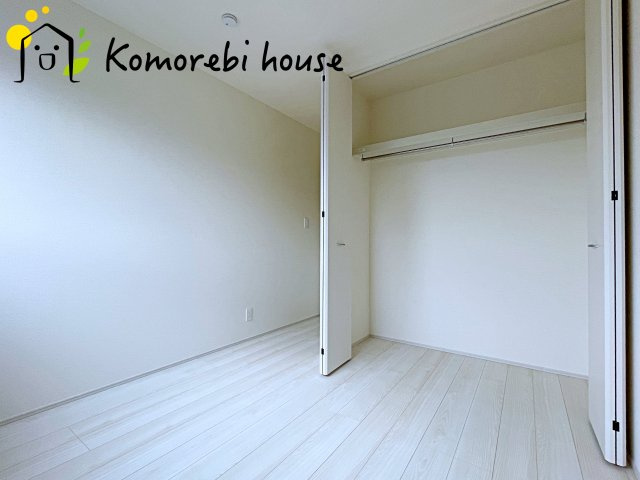 さいたま市北区吉野町　第2　新築一戸建て　リーブルガーデン　04の収納|ハンガーラック付き収納なら、コートやシャツもシワなく掛けられて毎日の身支度がスムーズ。見せたくないものは隠しつつ、使いやすさと整理整頓の両方を叶えます。