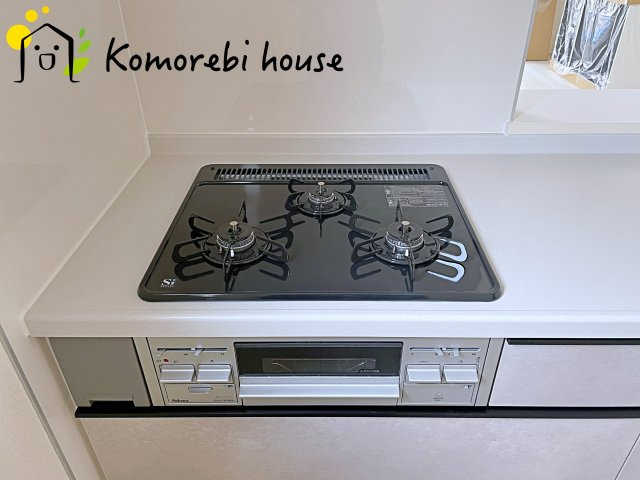 さいたま市北区吉野町　第2　新築一戸建て　リーブルガーデン　04のキッチン|同時調理が叶う3口コンロと便利なグリル付き。忙しい朝のお弁当作りも、夕食の複数メニューもスムーズにこなせる頼れる設備です。