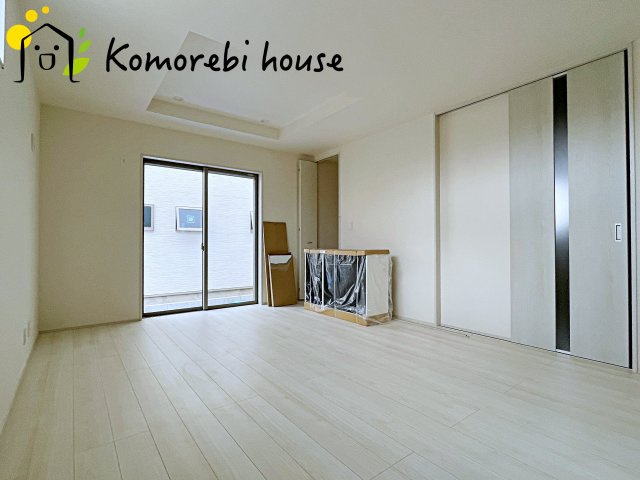 さいたま市北区吉野町　第2　新築一戸建て　リーブルガーデン　04の居間・リビング|縦に広がるLDKは、空間を効率的に使える設計。キッチンからリビング、ダイニングまで家族の気配を感じられます。