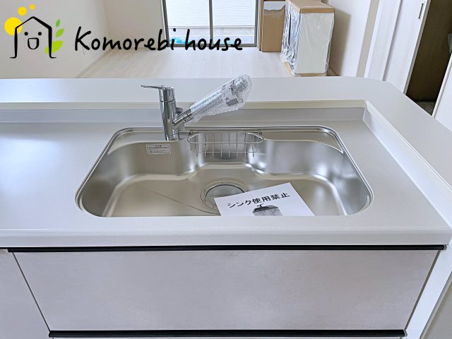 さいたま市北区吉野町　第2　新築一戸建て　リーブルガーデン　04のキッチン|浄水器一体型で、いつでも美味しいお水がそのまま使えるキッチンシンク。料理やコーヒーづくり、炊飯にも安心して利用でき、毎日の食卓が少し豊かに。