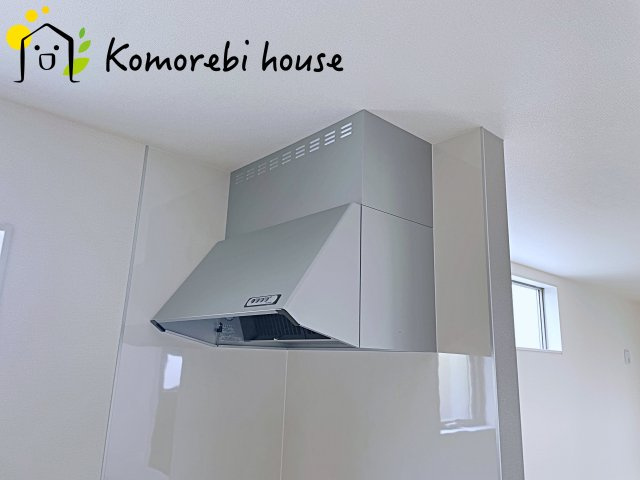 さいたま市北区吉野町　第2　新築一戸建て　リーブルガーデン　04のキッチン|吸引力の高いレンジフードが煙や匂いを素早く排出。揚げ物や炒め物も気兼ねなくでき、リビングに匂いを残しません。