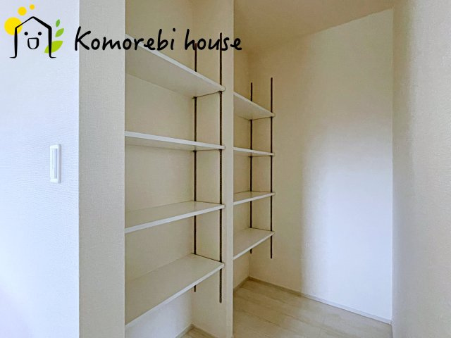 さいたま市北区吉野町　第2　新築一戸建て　リーブルガーデン　04の収納|パントリーや収納付きで、キッチン周りがいつもスッキリ。家事の効率もアップする便利な空間です。