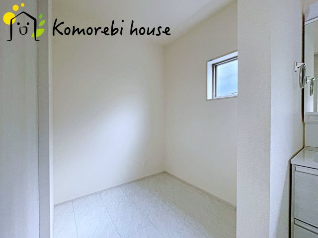 さいたま市北区吉野町　第2　新築一戸建て　リーブルガーデン　04の収納|洗面室の大型収納スペース。棚や衣装ケースを活用してスッキリ収納可能です。バスタオルや洗濯洗剤などの置場にいかがでしょうか。