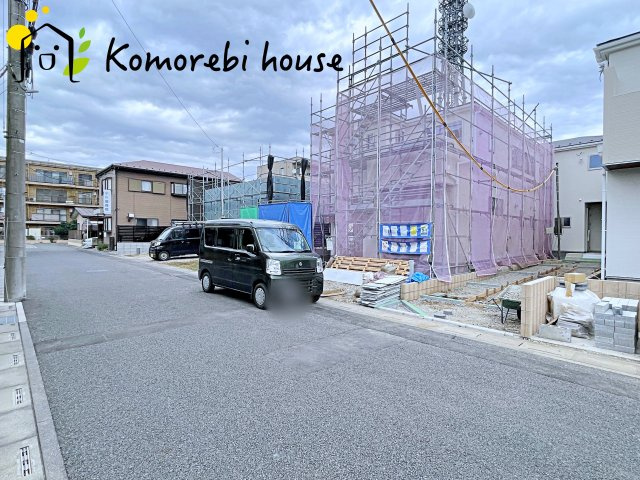さいたま市北区吉野町　第2　新築一戸建て　リーブルガーデン　04の前面道路含む現地写真|前面道路は幅員ゆったりで車の出し入れもスムーズ。静かな住宅街に建つ新築戸建てです。