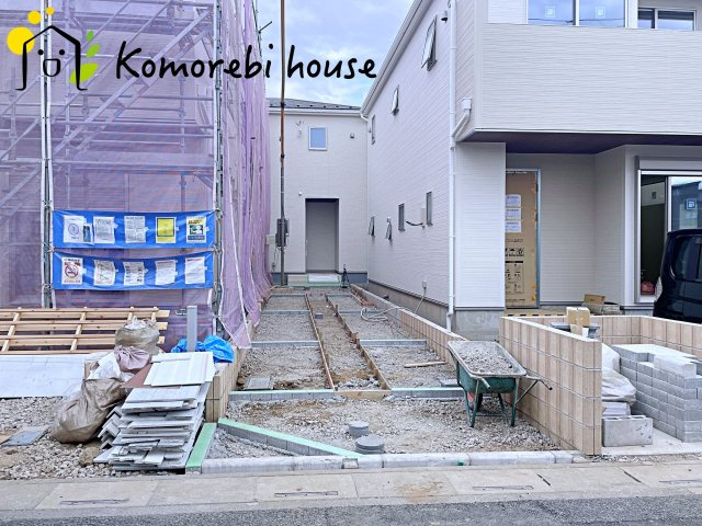 さいたま市北区吉野町　第2　新築一戸建て　リーブルガーデン　04の駐車場|縦列で車2台駐車可能。敷地形状を活かした配置で、奥行きのあるスペースを有効に使えます。