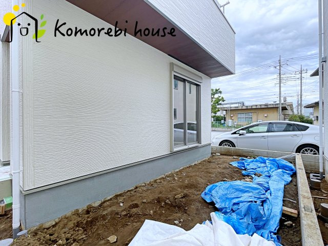 さいたま市北区吉野町　第2　新築一戸建て　リーブルガーデン　04の庭|普段は自転車置き場や家事スペースとして活躍し、見た目と実用性を兼ね備えた外構です。