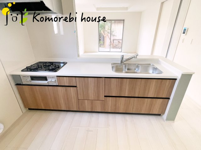 さいたま市北区吉野町　第2　新築一戸建て　リーブルガーデン　05のキッチン|広々LDKとつながるキッチンは、家族との会話を楽しみながら調理ができる設計です。