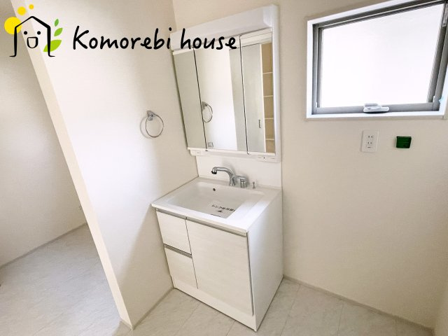 さいたま市北区吉野町　第2　新築一戸建て　リーブルガーデン　05の独立洗面台|三面鏡の裏にたっぷりと収納スペースを確保した機能的な洗面台。身支度のしやすさと実用性を兼ね備え、朝の忙しい時間をさりげなくサポートします。