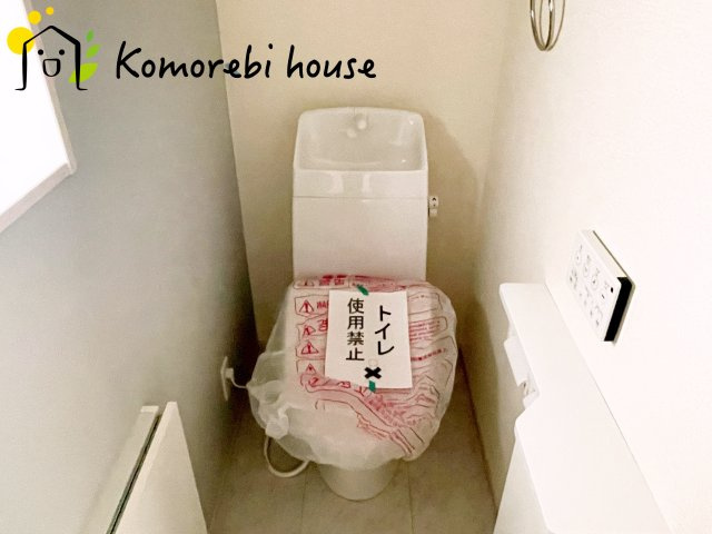 さいたま市北区吉野町　第2　新築一戸建て　リーブルガーデン　05のトイレ|温水洗浄機能（ウォシュレット）標準装備で、毎日のトイレ時間がより快適に。やさしい温水洗浄で清潔を保てるだけでなく、冬場のヒヤッと感を軽減する暖房便座も嬉しいポイント。