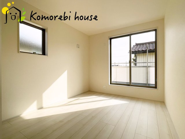 さいたま市北区吉野町　第2　新築一戸建て　リーブルガーデン　05の寝室|一日の疲れをゆっくり癒せる主寝室は、ベッドを置いてもゆとりある広さが魅力。収納完備で衣類もスッキリ収まり、静かで落ち着いた空間が快適な眠りをサポートします。