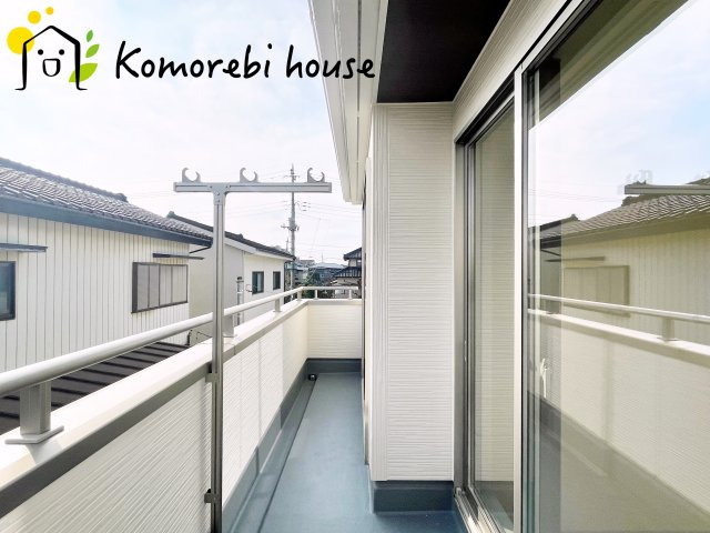 さいたま市北区吉野町　第2　新築一戸建て　リーブルガーデン　05のバルコニー|防水施工がしっかりと施されたバルコニーで、雨の日も安心。長く使える耐久性を備えたメンテナンスしやすい仕様です。