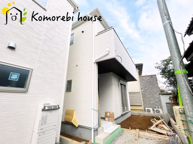 さいたま市北区吉野町　第2　新築一戸建て　リーブルガーデン　05の外観|明るい色合いで統一された外観が魅力の新築住宅。シンプルながら存在感があり、帰宅時に気分が上がるデザインです。周辺環境とも調和し、落ち着いた街並みに映える一邸です。