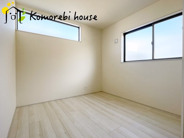 さいたま市北区吉野町　第2　新築一戸建て　リーブルガーデン　05の子供部屋|自然光が心地よく入る子ども部屋は、学習・遊び・睡眠をしっかり支える快適環境。シンプル設計でレイアウトも変えやすく、成長に合わせて長く使える利便性の高い一室です。