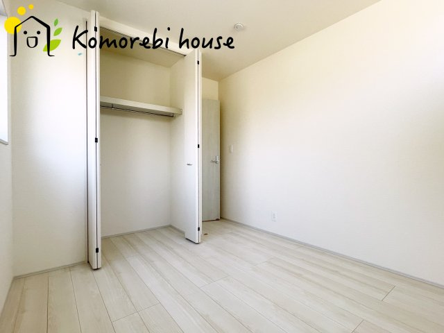 さいたま市北区吉野町　第2　新築一戸建て　リーブルガーデン　05の子供部屋|日当たりがよく、机に向かう時間も自然とはかどる子ども部屋。寝る・学ぶ・遊ぶがコンパクトにまとまり、毎日の“小さな成長”を見守る空間です。