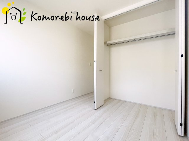 さいたま市北区吉野町　第2　新築一戸建て　リーブルガーデン　05の収納|ハンガーラック付き収納なら、コートやシャツもシワなく掛けられて毎日の身支度がスムーズ。見せたくないものは隠しつつ、使いやすさと整理整頓の両方を叶えます。