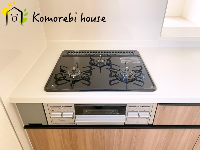 さいたま市北区吉野町　第2　新築一戸建て　リーブルガーデン　05のキッチン|同時調理が叶う3口コンロと便利なグリル付き。忙しい朝のお弁当作りも、夕食の複数メニューもスムーズにこなせる頼れる設備です。