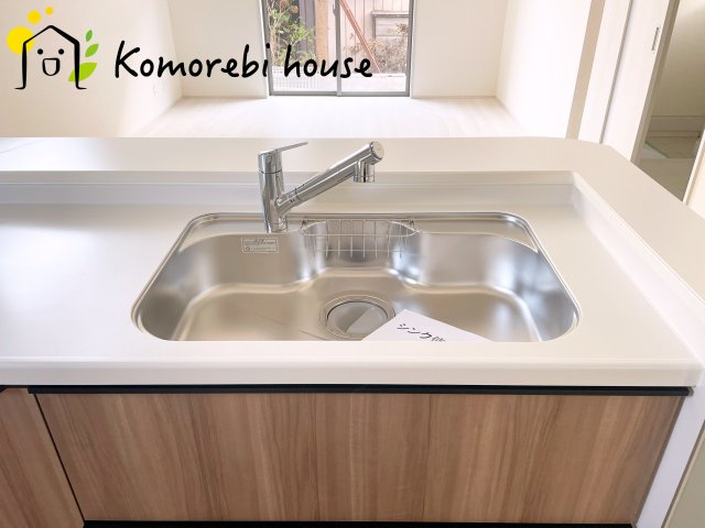 さいたま市北区吉野町　第2　新築一戸建て　リーブルガーデン　05のキッチン|浄水器一体型で、いつでも美味しいお水がそのまま使えるキッチンシンク。料理やコーヒーづくり、炊飯にも安心して利用でき、毎日の食卓が少し豊かに。