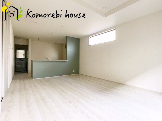 さいたま市北区吉野町　第2　新築一戸建て　リーブルガーデン　05の居間・リビング|縦に広がるLDKは、空間を効率的に使える設計。キッチンからリビング、ダイニングまで家族の気配を感じられます。