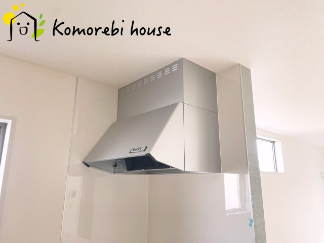 さいたま市北区吉野町　第2　新築一戸建て　リーブルガーデン　05のキッチン|吸引力の高いレンジフードが煙や匂いを素早く排出。揚げ物や炒め物も気兼ねなくでき、リビングに匂いを残しません。