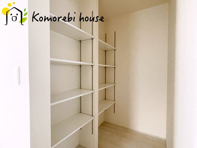さいたま市北区吉野町　第2　新築一戸建て　リーブルガーデン　05の収納|パントリーや収納付きで、キッチン周りがいつもスッキリ。家事の効率もアップする便利な空間です。