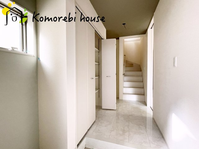 さいたま市北区吉野町　第2　新築一戸建て　リーブルガーデン　05のその他|明るく使いやすい玄関で、家族の生活をスムーズに。収納や導線も配慮された万能空間です。