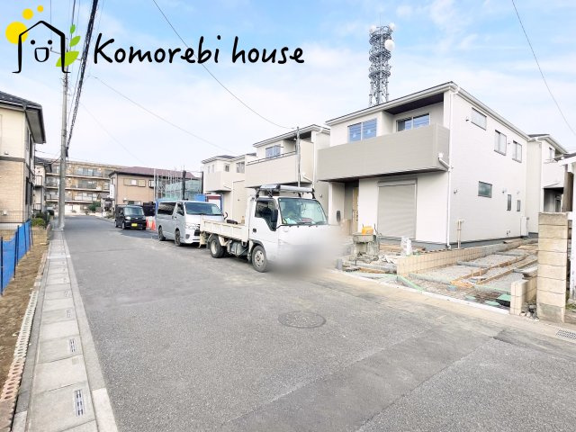 さいたま市北区吉野町　第2　新築一戸建て　リーブルガーデン　05の前面道路含む現地写真|前面道路は幅員ゆったりで車の出し入れもスムーズ。静かな住宅街に建つ新築戸建てです。
