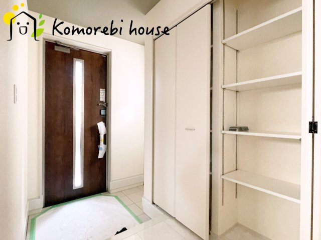 さいたま市北区吉野町　第2　新築一戸建て　リーブルガーデン　05の玄関|玄関から快適な生活が始まる。収納・導線・使い勝手に配慮された、家族に優しい設計です。