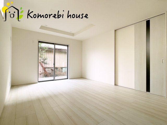 さいたま市北区吉野町　第2　新築一戸建て　リーブルガーデン　05の居間・リビング|高性能窓と断熱材を採用したLDKで、冷暖房効率アップ。家族が集まる時間も快適に過ごせるリビングです。