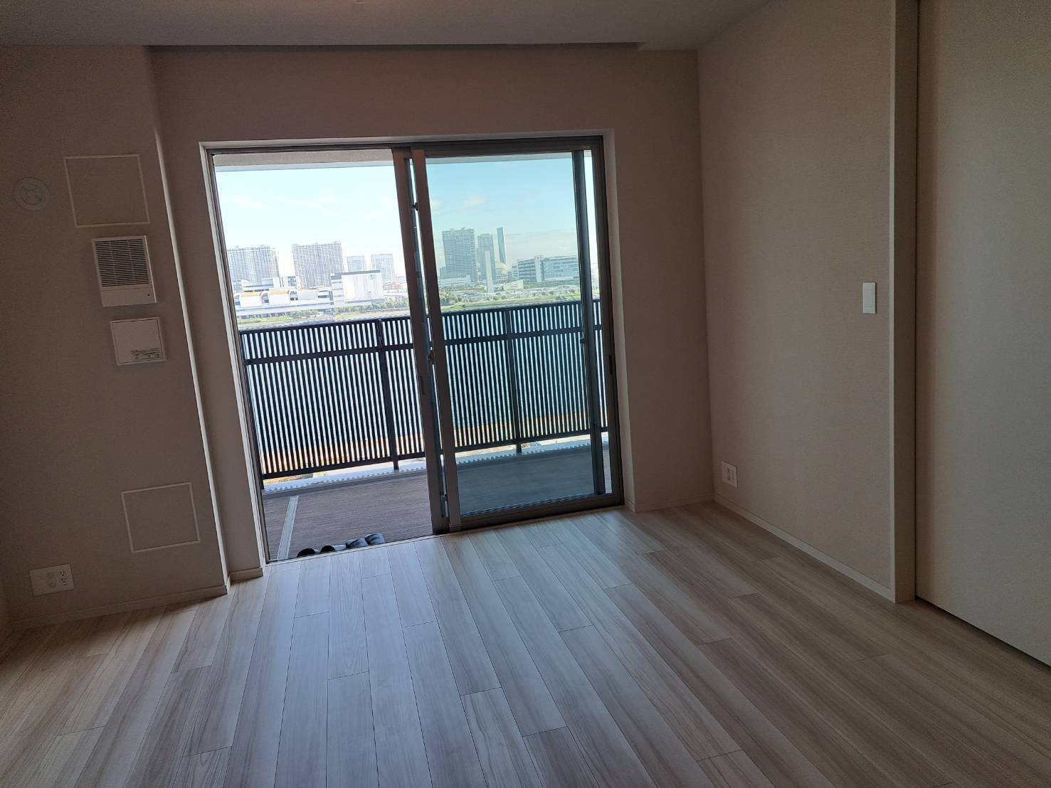 ＨＡＲＵＭＩ　ＦＬＡＧ　ＰＡＲＫ　ＶＩＬＬＡＧＥ　Ｆ棟の居間・リビング