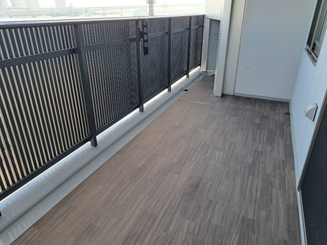 ＨＡＲＵＭＩ　ＦＬＡＧ　ＰＡＲＫ　ＶＩＬＬＡＧＥ　Ｆ棟のバルコニー