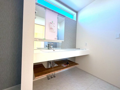 【洗面所】 | 瀬谷区北新新築戸建【長期優良住宅/土地約57坪＋北西角地/駐車並列2台＋南庭/耐震等級3＋制震】 | 同社施工完成済み物件の参考写真になります。オープンサニタリー洗面化粧台は広々として清潔感があり、他の戸建では感じられない高級感があります。