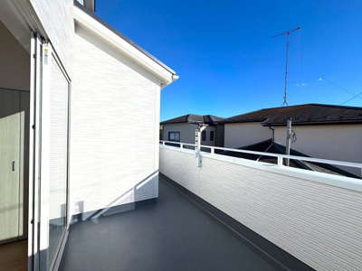 【バルコニー】 | 瀬谷区北新新築戸建【長期優良住宅/土地約57坪＋北西角地/駐車並列2台＋南庭/耐震等級3＋制震】 | ワイドバルコニーは広々として、洗濯物干しが多いご家庭も安心の造り。南向きバルコニーのため、陽当たりが良く、洗濯物が乾きやすいです。