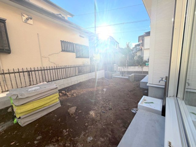 【庭】 | 瀬谷区北新新築戸建【長期優良住宅/土地約57坪＋北西角地/駐車並列2台＋南庭/耐震等級3＋制震】 | 芝を設置予定