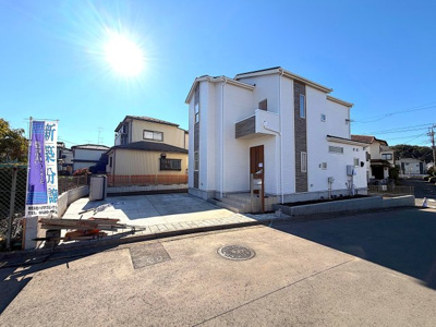 【外観】 | 瀬谷区北新新築戸建【長期優良住宅/土地約57坪＋北西角地/駐車並列2台＋南庭/耐震等級3＋制震】 | 閑静な住宅地で、落ち着いた暮らしです。周囲に大きな建物がなく、近隣との建物の距離が離れており、陽当たり良い新築戸建。