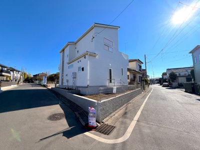 【前面道路含む現地写真】 | 瀬谷区北新新築戸建【長期優良住宅/土地約57坪＋北西角地/駐車並列2台＋南庭/耐震等級3＋制震】 | 北西角地物件となります。
西側の道路幅員は約6.5m、北側幅員は約5.5mになります。双方の前面道路が広い為、隣地との圧迫感もない物件です。